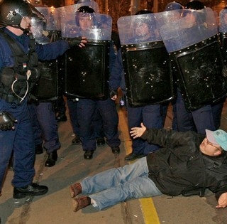 Vérbe fojtott szabadság: Pécsre érkezik a 2006-os rendőrterrort bemutató kiállítás Vérbe fojtott szabadság: Pécsre érkezik a 2006-os rendőrterrort bemutató kiállítás