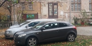 Vajon kik és miért parkolnak ingyen a belváros szívében, egy önkormányzati ingatlan udvarán? Vajon kik és miért parkolnak ingyen a belváros szívében, egy önkormányzati ingatlan udvarán?