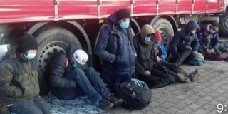 Kamionokban megbújt migránsokat fogtak el az M6-os sztrádán Kamionokban megbújt migránsokat fogtak el az M6-os sztrádán