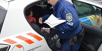 Járókelőket zaklat egy agresszív, gátlástalan banda a Mecsek Áruház környékén Járókelőket zaklat egy agresszív, gátlástalan banda a Mecsek Áruház környékén