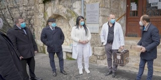 Adományokkal érkezett Őri László, a megyei önkormányzat elnöke a szülészeti klinikára Adományokkal érkezett Őri László, a megyei önkormányzat elnöke a szülészeti klinikára