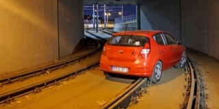Villamos húzta ki az alagútban rekedt autót Budapesten