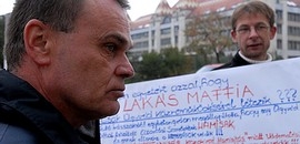 Egyszemélyes tüntetés a bíróság előtt