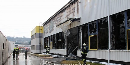 Negyven tűzoltó oltotta a lángokat a kigyulladt pécsi üzemcsarnokban - Teljesen kiégett az épület Negyven tűzoltó oltotta a lángokat a kigyulladt pécsi üzemcsarnokban - Teljesen kiégett az épület