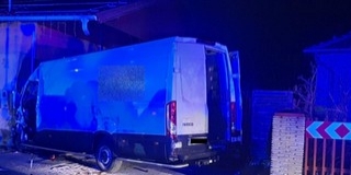Házfalnak csapódott furgonjával egy embercsempész Házfalnak csapódott furgonjával egy embercsempész