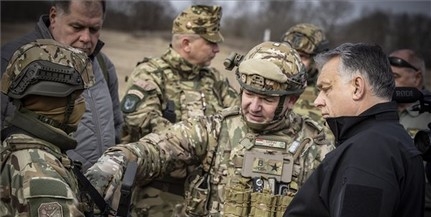 Határszemlét tart Orbán Viktor a honvédség parancsnokával Határszemlét tart Orbán Viktor a honvédség parancsnokával