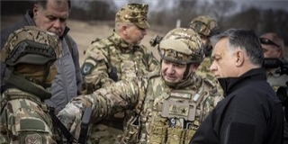 Határszemlét tart Orbán Viktor a honvédség parancsnokával Határszemlét tart Orbán Viktor a honvédség parancsnokával