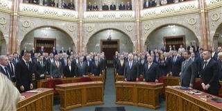 Megalakult az új Országgyűlés, esküt tettek a képviselők Megalakult az új Országgyűlés, esküt tettek a képviselők