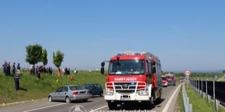 Felborult busz, lángoló személyautó - Ezért zárták le az M60-as egy pályáját Baranyában Felborult busz, lángoló személyautó - Ezért zárták le az M60-as egy pályáját Baranyában