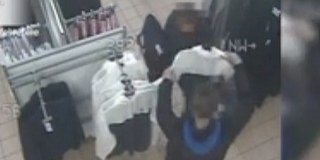 Felvette a lopott pulcsit egy pécsi áruházban, lebukott - Videó Felvette a lopott pulcsit egy pécsi áruházban, lebukott - Videó