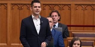 Felirattal üzent Jakab Péternek volt párttársa az Országgyűlésben Felirattal üzent Jakab Péternek volt párttársa az Országgyűlésben