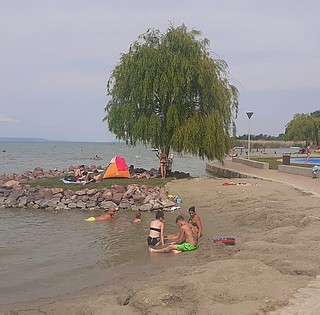Tényleg aranyáron adják a lángost és minden mást is a Balatonnál? Íme, itt a valóság