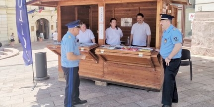 Közösségi szolgálatot végző diákok segítik a turistákat Közösségi szolgálatot végző diákok segítik a turistákat