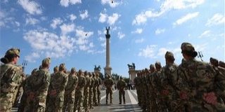 Két lépcsőben emelik a rendőrök és a katonák bérét Két lépcsőben emelik a rendőrök és a katonák bérét