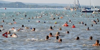 Újraélesztettek egy férfit a Balaton-átúszáson Újraélesztettek egy férfit a Balaton-átúszáson