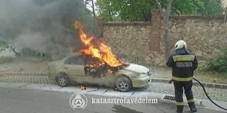 Egy pécsi kórház előtt parkoló kocsi kapott lángra Egy pécsi kórház előtt parkoló kocsi kapott lángra