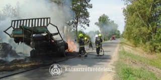 Pótkocsin gyulladt ki tizenegy körbála széna Pótkocsin gyulladt ki tizenegy körbála széna