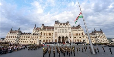 Felvonták a nemzeti lobogót az Országház előtt Felvonták a nemzeti lobogót az Országház előtt