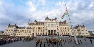 Felvonták a nemzeti lobogót az Országház előtt Felvonták a nemzeti lobogót az Országház előtt