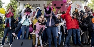 Több mint tízezer gyereket emeltek magasba Több mint tízezer gyereket emeltek magasba