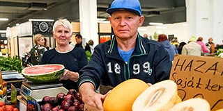 Csaknem harminc éves árulja saját portékáit is a pécsi vásárcsarnokban Szin József Csaknem harminc éves árulja saját portékáit is a pécsi vásárcsarnokban Szin József