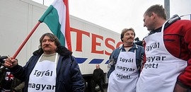 Termelők tüntetnek a multik előtt Termelők tüntetnek a multik előtt