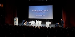 Mohácson rendeztek színházi performanszt a rendőrök Mohácson rendeztek színházi performanszt a rendőrök