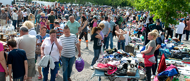 Így ment szakmányban az átverés a pécsi vásártéren: itt a piros, hol a piros?