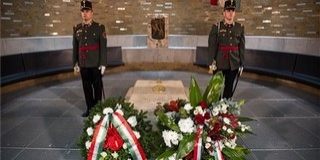 A Kossuth téri sortűz áldozataira emlékeztek Budapesten A Kossuth téri sortűz áldozataira emlékeztek Budapesten