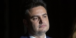 Guruló dollárkötegek: Márki-Zay törvényt sérthetett Guruló dollárkötegek: Márki-Zay törvényt sérthetett