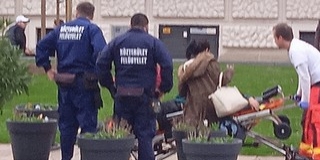 Ájultra itta magát egy kislány a Kossuth téren fényes nappal - Mentő vitte el Ájultra itta magát egy kislány a Kossuth téren fényes nappal - Mentő vitte el