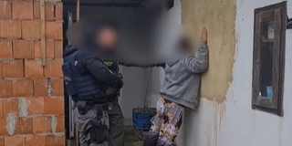 Munkára kényszerített egy kiszolgáltatott embert, aztán jöttek a kommandósok (videó) Munkára kényszerített egy kiszolgáltatott embert, aztán jöttek a kommandósok (videó)
