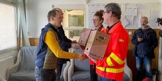 Köszönet mindenért: pezsgővel és finomságokkal lepték meg a baranyai mentőket Köszönet mindenért: pezsgővel és finomságokkal lepték meg a baranyai mentőket