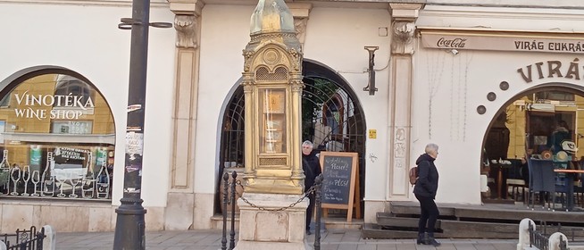 Pécs egyik látványossága is lehetne a ferde tornyú időjárási házikó a belvárosban