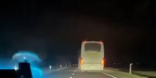 Négy vármegyén át menekült lopott busszal egy férfi - Videó! Négy vármegyén át menekült lopott busszal egy férfi - Videó!