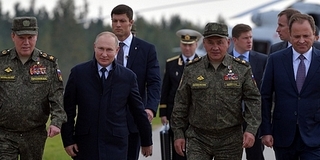 Putyin Mariupolba ment, egy családot is meglátogatott