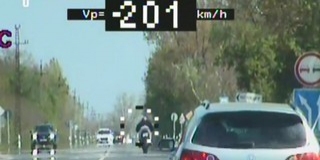 Több mint kétszázzal repesztett egy motoros a 6-oson Több mint kétszázzal repesztett egy motoros a 6-oson