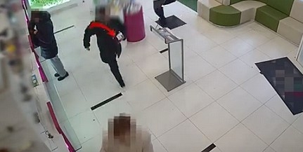 Videón, ahogy tárcát lop egy nő egy baranyai patikából