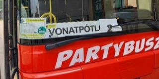 Hát ez hihetetlen: partybusszal lepte meg az utasokat a MÁV a pécsi fővonalon Hát ez hihetetlen: partybusszal lepte meg az utasokat a MÁV a pécsi fővonalon
