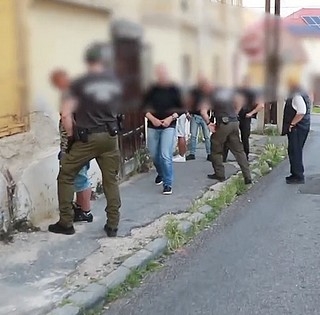 Pécsi drogkereskedőkre és a vevőik egy részére csaptak le a kommandósok - Videó! Pécsi drogkereskedőkre és a vevőik egy részére csaptak le a kommandósok - Videó!
