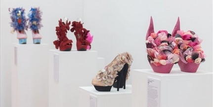 Művészi cipőkből nyílt egész nyáron át látogatható kiállítás Pécsen