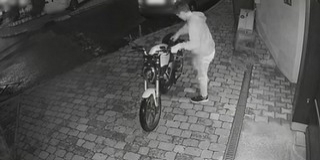 Elektromos motort lopott egy fiú Pécsett - Videó! Elektromos motort lopott egy fiú Pécsett - Videó!