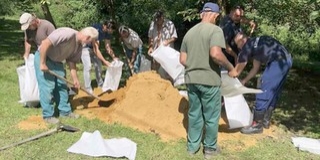 A gátakat megerősítve várják a Dráva tetőzését Drávaszabolcsnál A gátakat megerősítve várják a Dráva tetőzését Drávaszabolcsnál