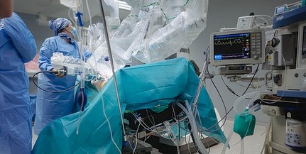 Ultramodern műtőasztal segíti a sebészeti robot munkáját a pécsi Klinikai Központban