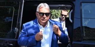 Stílusosan érkezett meg Orbán Viktor a kötcsei találkozóra Stílusosan érkezett meg Orbán Viktor a kötcsei találkozóra