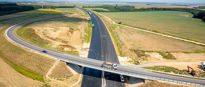 Hamarosan a burkolati jelek festése is elkezdődhet az M6-os határig tartó szakaszán Hamarosan a burkolati jelek festése is elkezdődhet az M6-os határig tartó szakaszán
