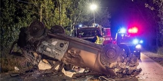Fának csapódott egy migránsokat szállító autó, ketten meghaltak Fának csapódott egy migránsokat szállító autó, ketten meghaltak
