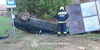 Buszmegállóba csapódott egy felborult autó Buszmegállóba csapódott egy felborult autó