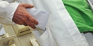 A rendelőben csaptak le egy hálapénz elfogadásával gyanúsított főorvosra A rendelőben csaptak le egy hálapénz elfogadásával gyanúsított főorvosra