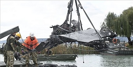 Magyar vadászgép roncsait emelték ki a Balatonból Magyar vadászgép roncsait emelték ki a Balatonból